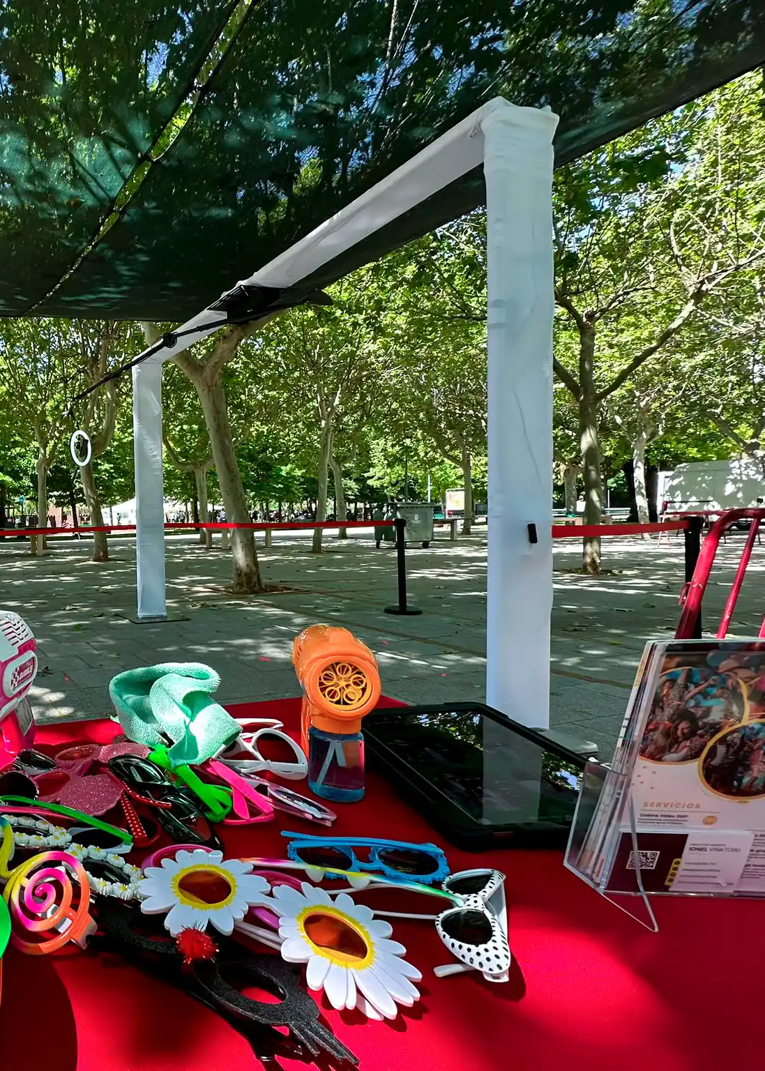 Nuestro videomatón portátil es la atracción perfecta para festivales, ferias y eventos al aire libre. Diseñado para ser versátil y fácil de instalar, permite a los asistentes grabar vídeos en un ambiente dinámico y divertido, creando contenido fresco y compartible que captura la energía del evento.
